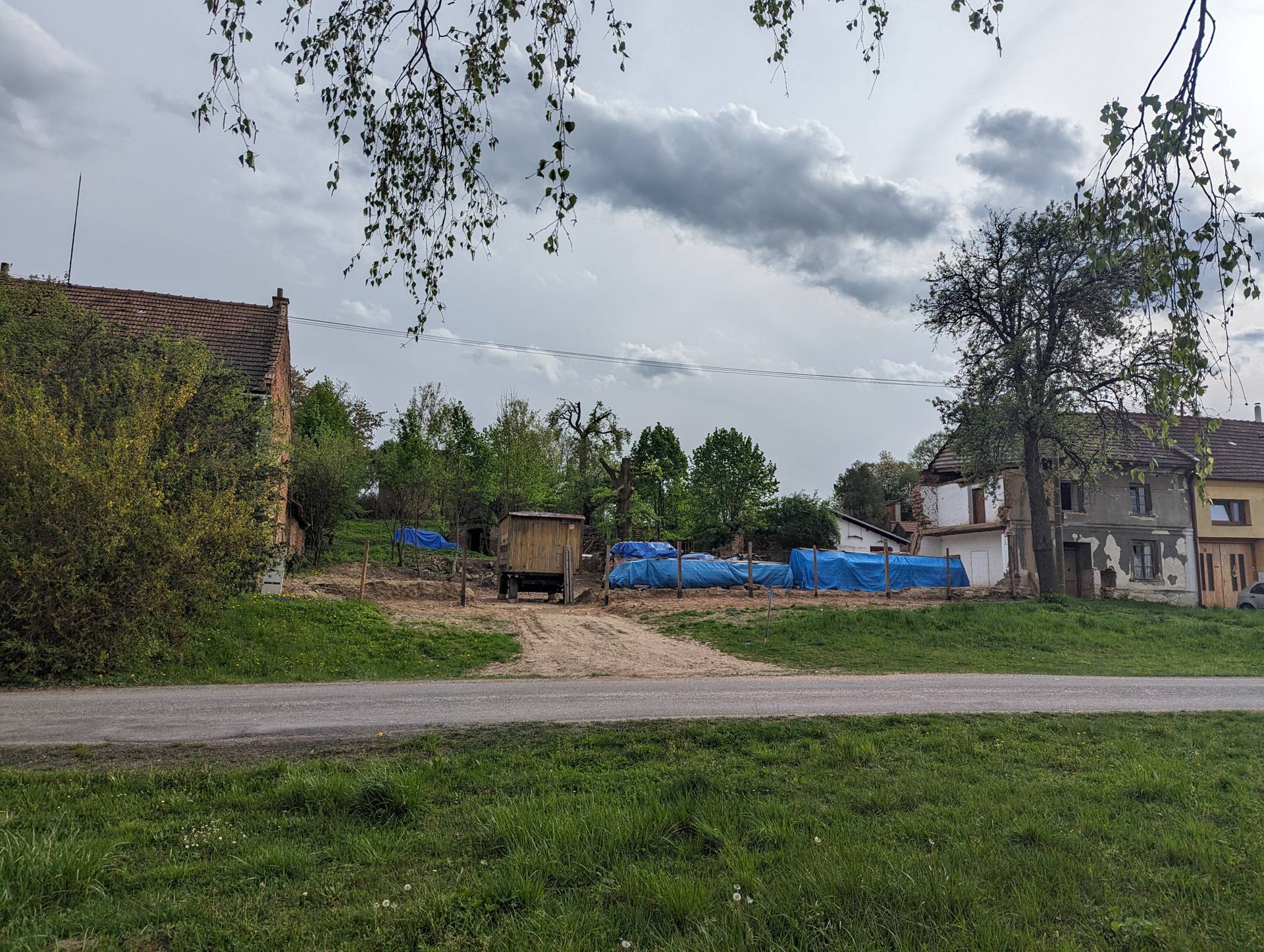 Přední část pozemku po demolici starého gruntu